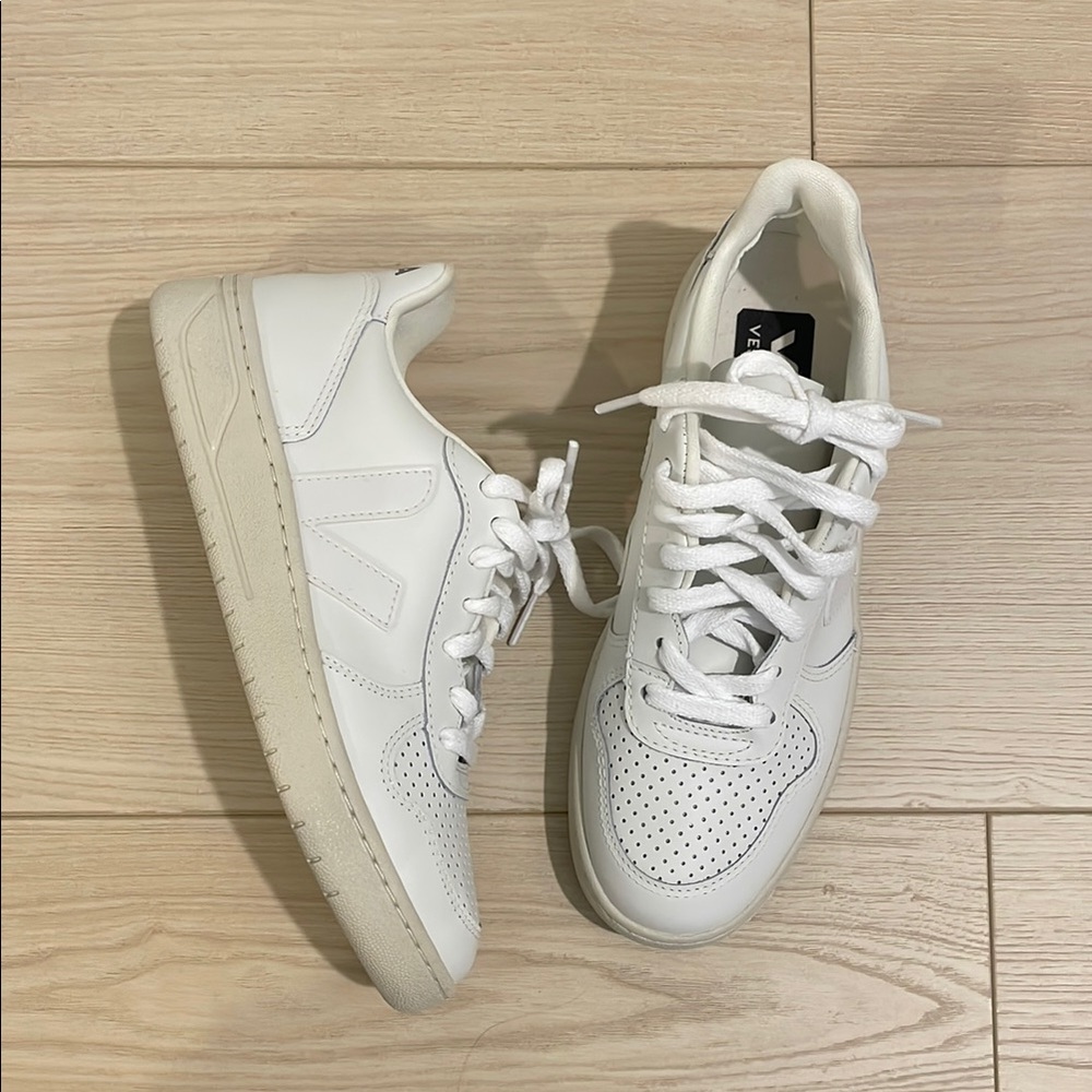 NEW Veja White Leather Sneakers V-10